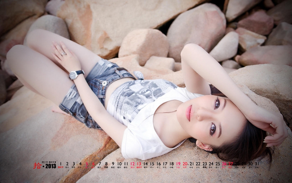 2013年10月日历壁纸之唯美海边少女