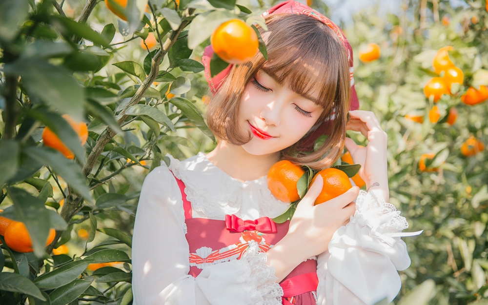 俏皮少女果园可爱甜美写真壁纸