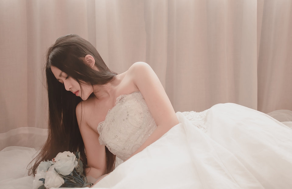 宝妈：她的婚纱。