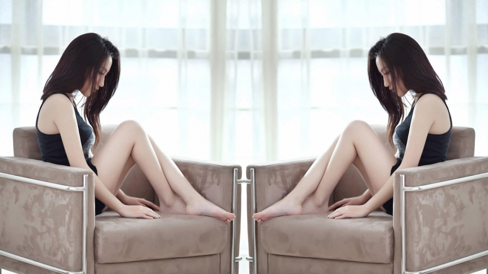 深V车模性感美女高清桌面壁纸