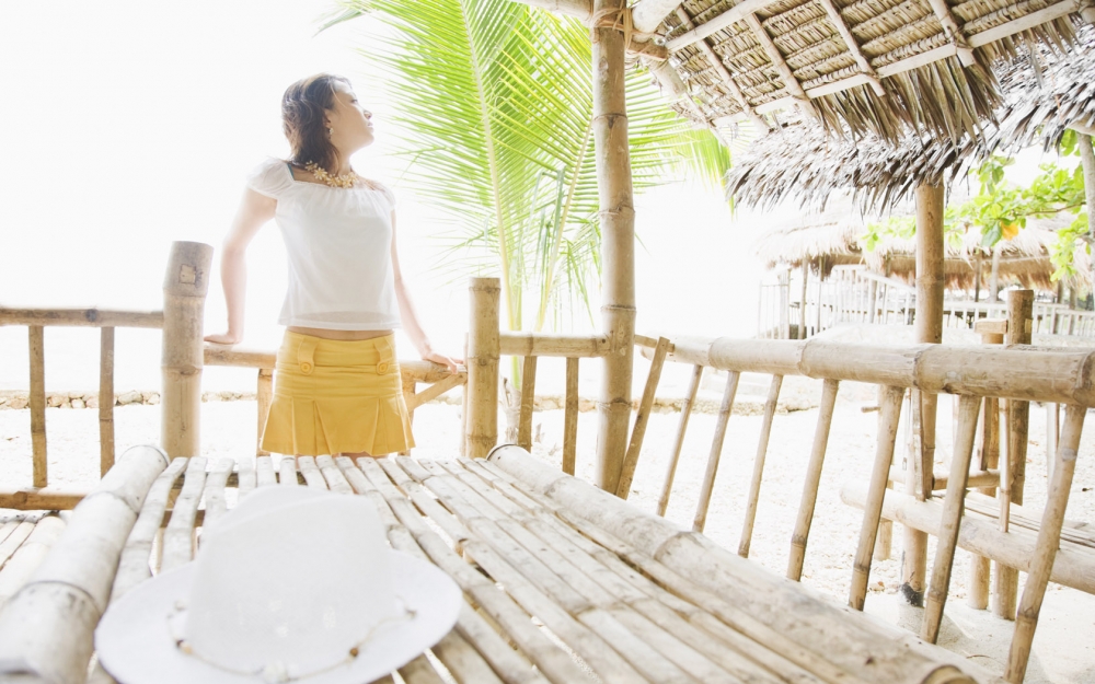 夏日沙滩美女清爽写真图片桌面壁纸
