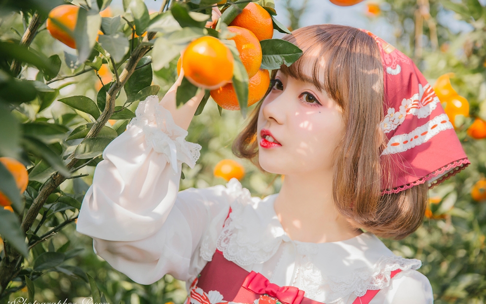 俏皮少女果园可爱甜美写真壁纸