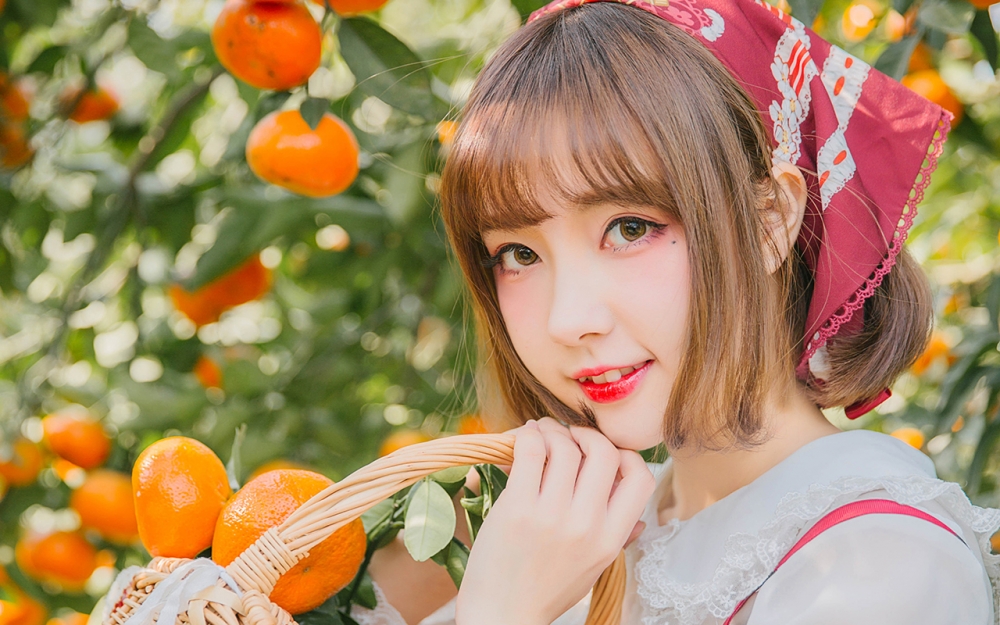 俏皮少女果园可爱甜美写真壁纸