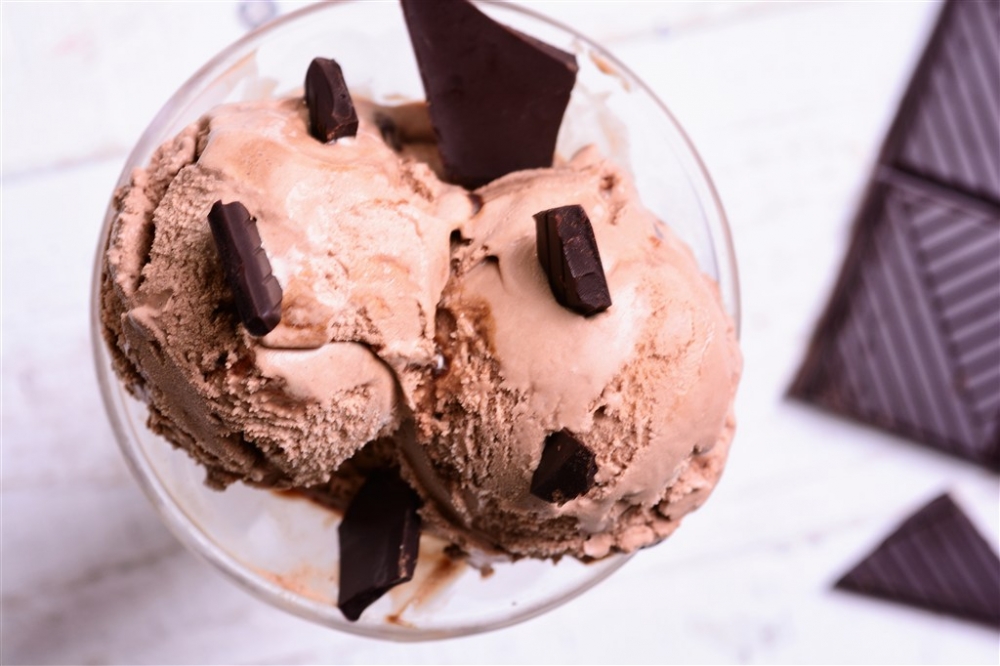 玻璃杯上的两个巧克力冰淇淋