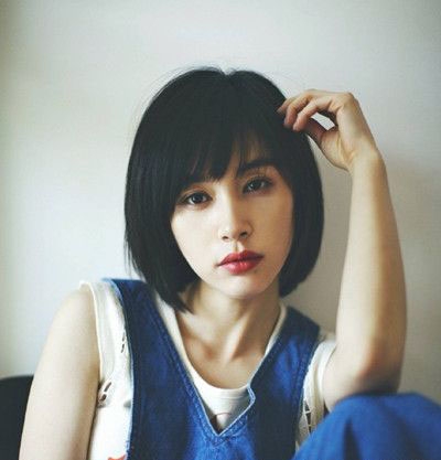 曲妖精王子文短发照 大写的美