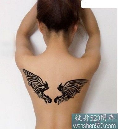 美女后背的漂亮黑色小清新翅膀纹身展示