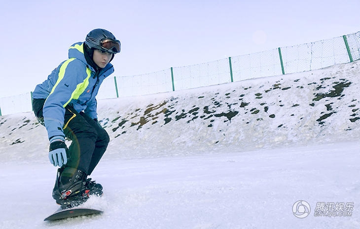 牛骏峰为亚冬会助威的滑雪大片