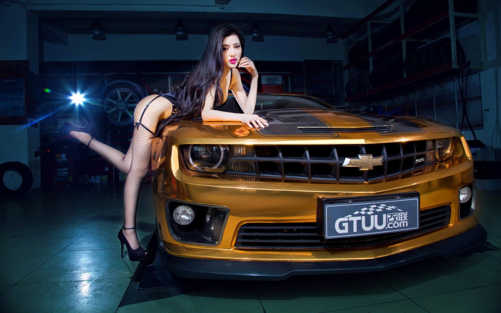 科迈罗改装车模特性感美女壁纸