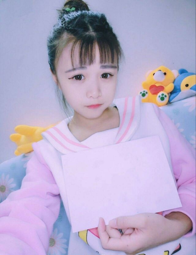 软妹酷酷の举牌.