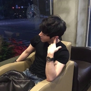 走路带风的个性小帅哥男生qq头像