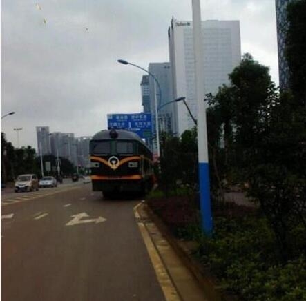 火车开到路上来了？