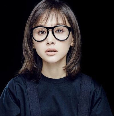 曲妖精王子文短发照 大写的美