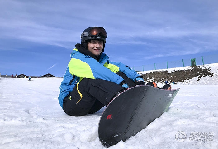 牛骏峰为亚冬会助威的滑雪大片