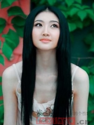 经典女生长直发发型  时尚潮流的主旋律