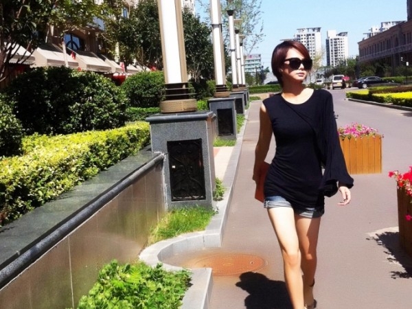 冷艳帅气明星戚薇短发美照