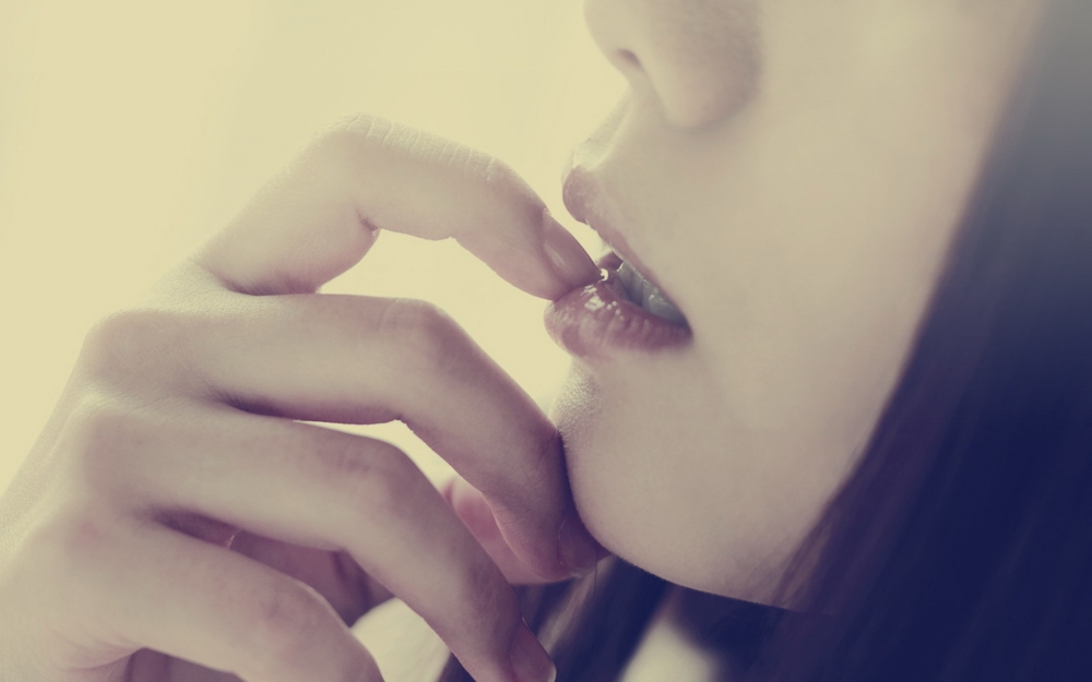 清纯美女高清床照电脑桌面图片
