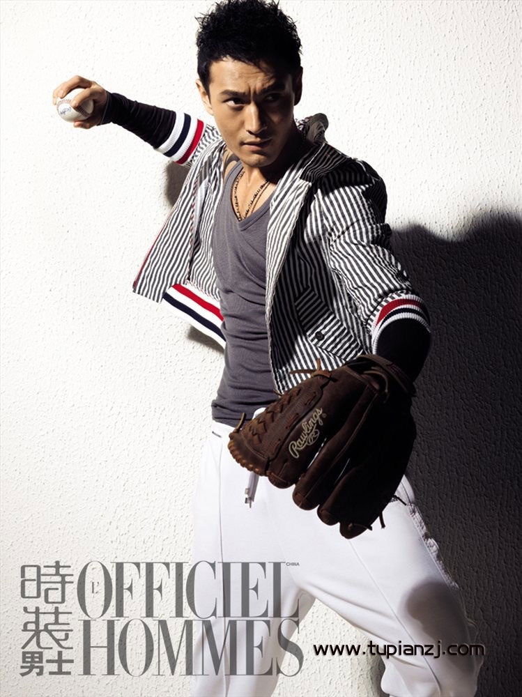 黄晓明半裸绘纹写真 凸显好身材