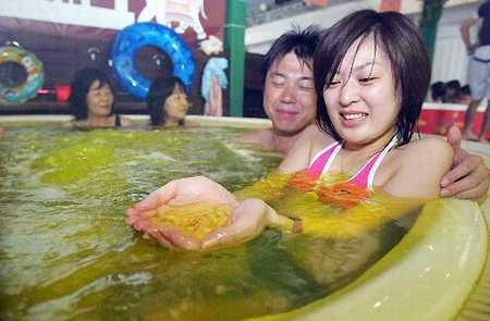 最奇怪的沐浴 咖喱浴巧克力浴不忍直视