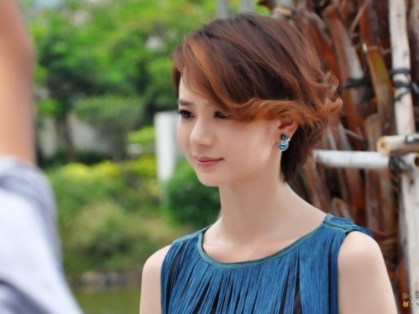 冷艳帅气明星戚薇短发美照