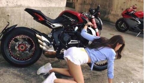 我倒想骑她而不是骑车