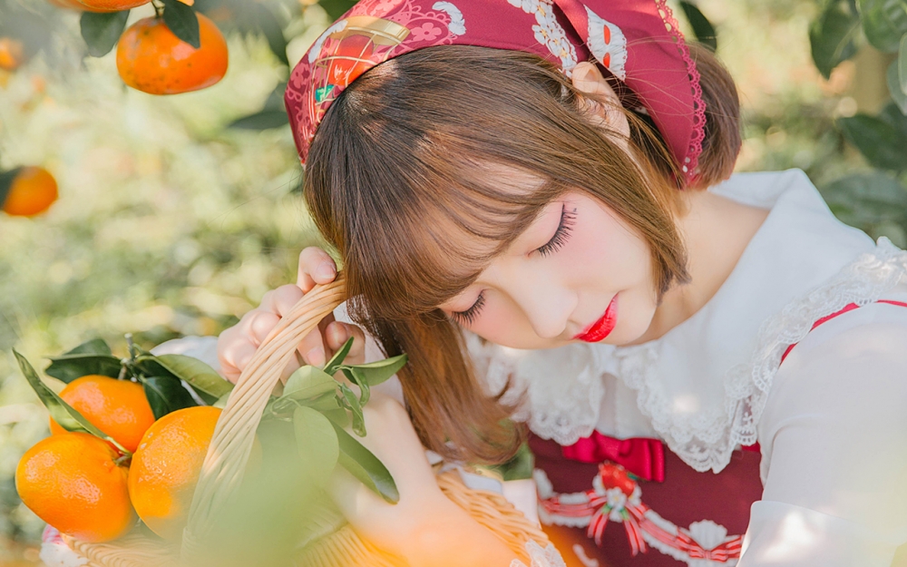俏皮少女果园可爱甜美写真壁纸