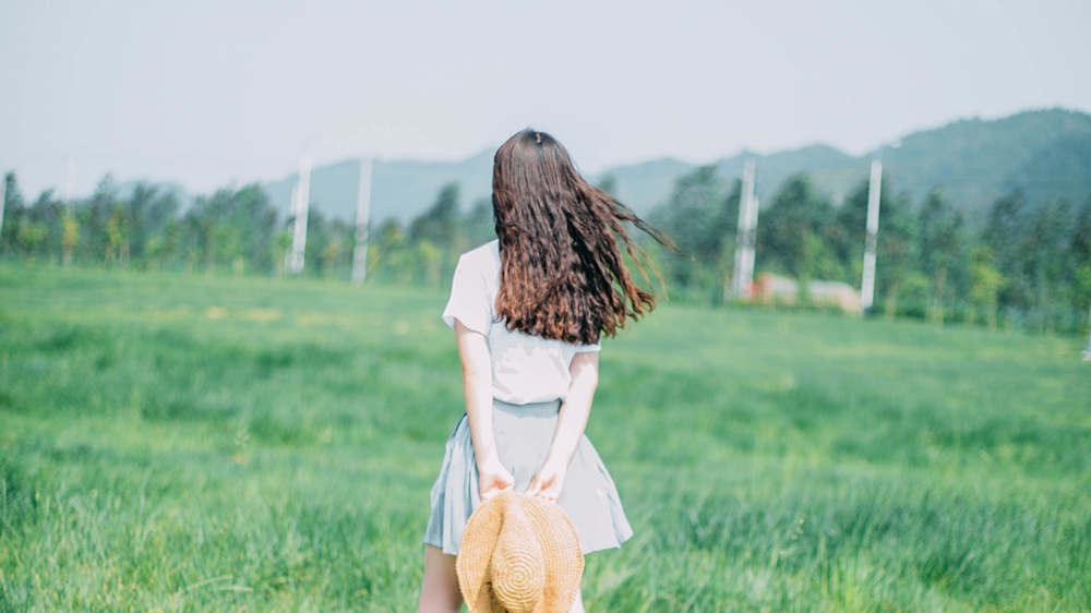 夏日美女系列：盛夏的背影绿色护眼壁纸