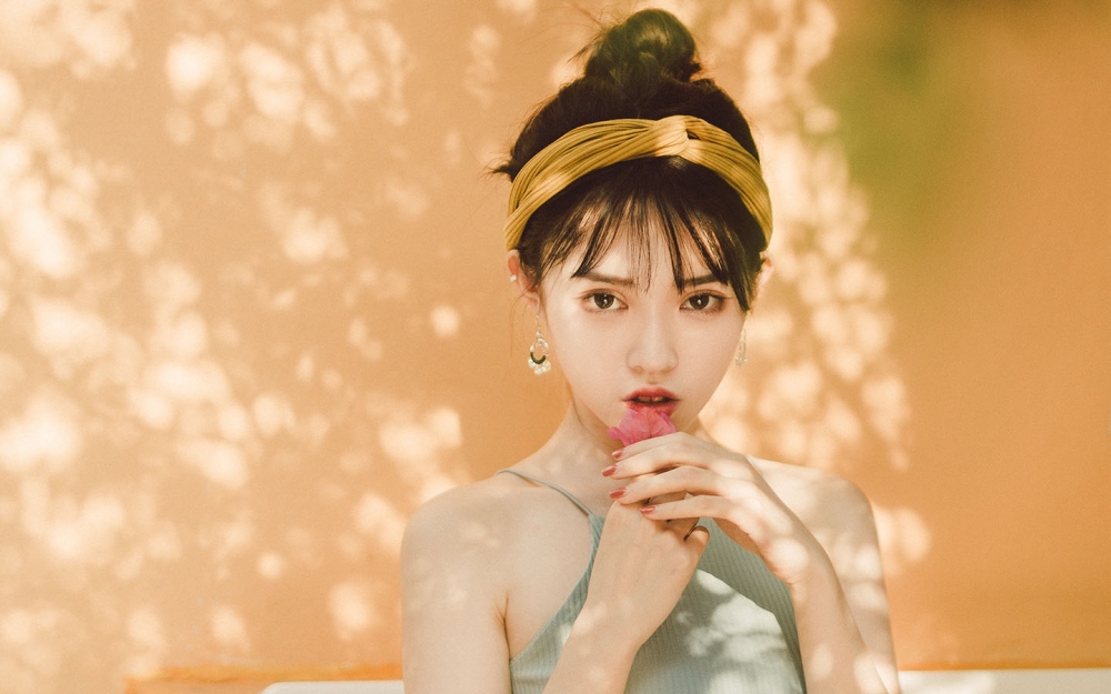 甜美日系美女夏日户外唯美高清壁纸