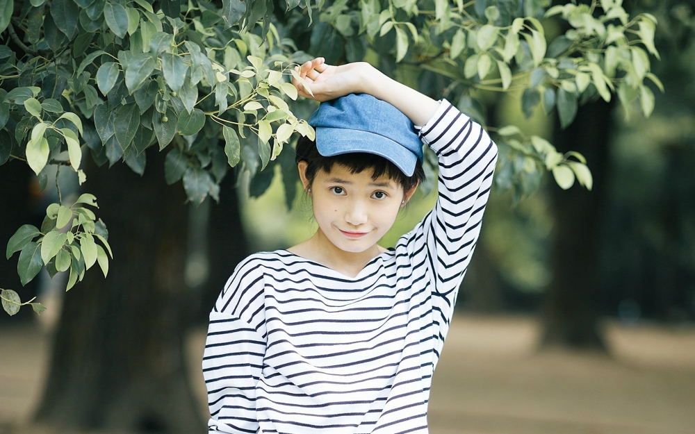 治愈系美女清纯可爱的户外写真图片桌面壁纸