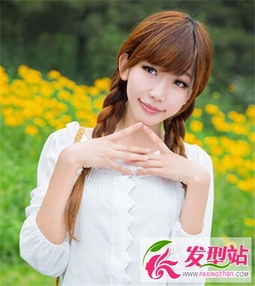 女生小清新图片分享 麻花辫发型甜美又减龄
