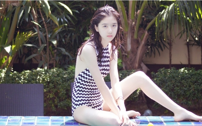 苹果女神李凯馨泳池写真高清电脑壁纸