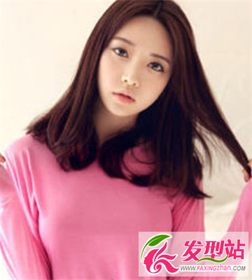 女生时尚气质中分偏分发型 时尚名媛气息浓厚