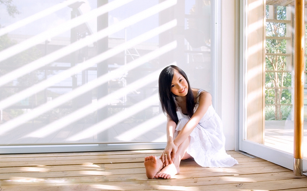 阳光活力美女壁纸