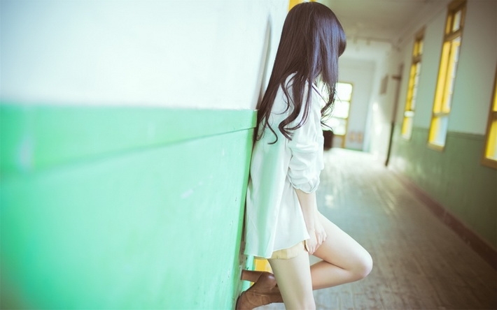 清新长发气质美女壁纸下载