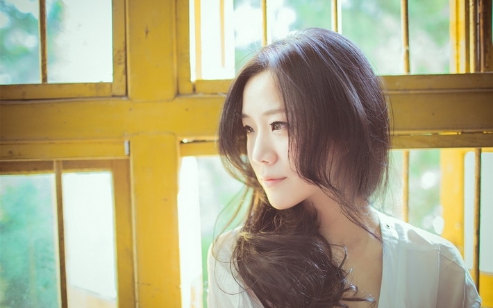 清新长发气质美女壁纸下载