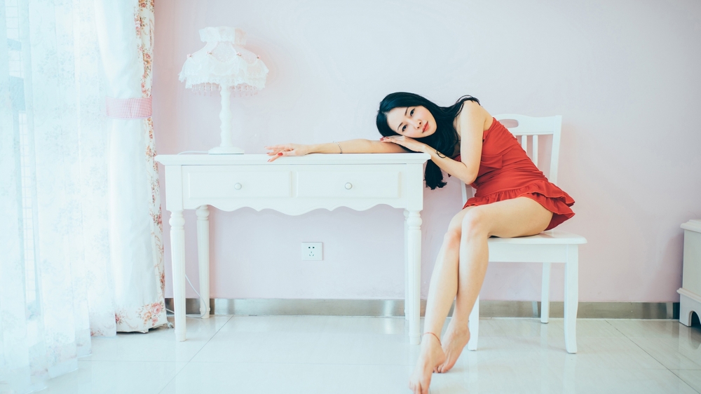 性感红裙睡衣美女私房诱惑写真