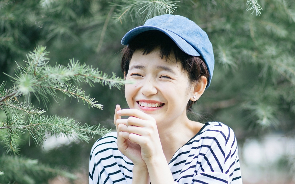 治愈系美女清纯可爱的户外写真图片桌面壁纸