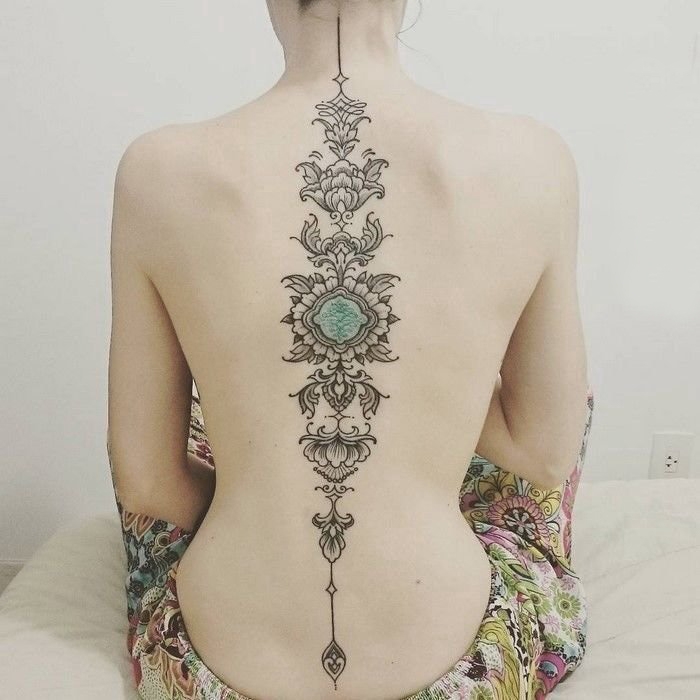 女生后背上黑灰点刺简单抽象线条花朵脊柱纹身图片