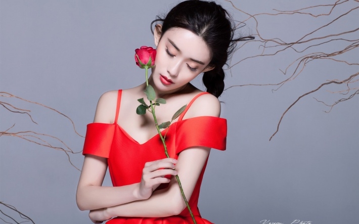 95后新生代演员孟子义红裙唯美写真宽屏壁纸