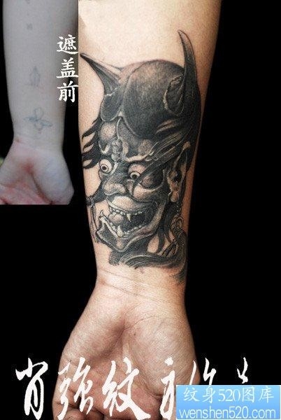 手臂一张前卫流行的黑白般若纹身图片