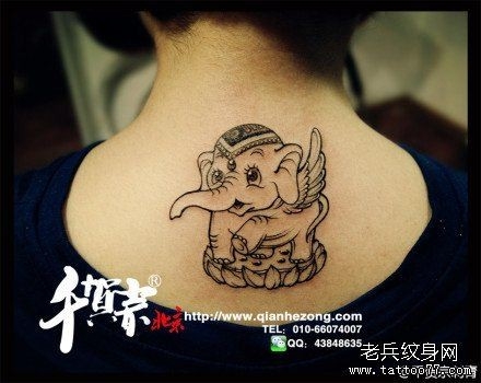 男人后背时尚唯美的图腾大象纹身图片
