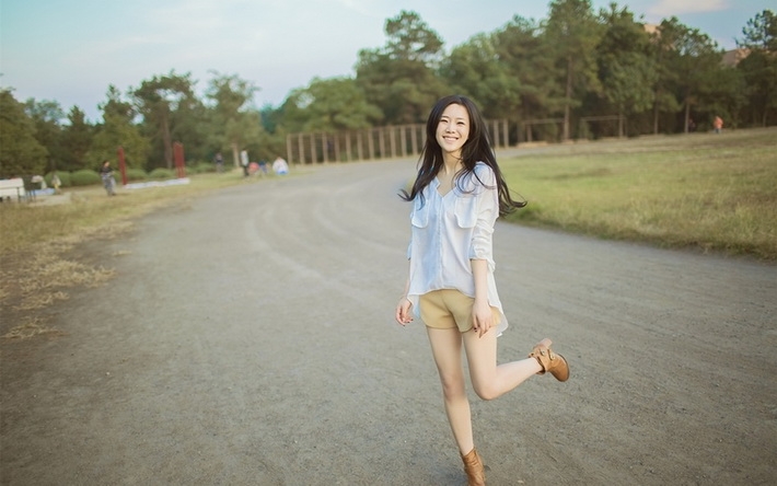清新长发气质美女壁纸下载