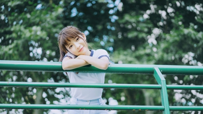 清新美女夏日校园摄影写真桌面壁纸