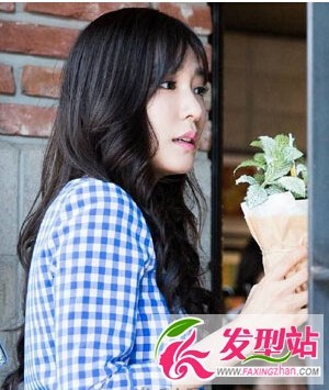 韩式长烫发发型强势来袭 轻松打造轻熟女街拍风格