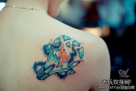 男人肩背时尚潮流的灯泡纹身图片