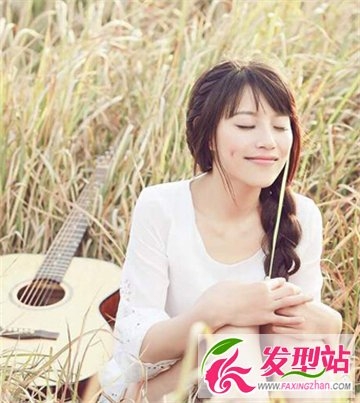 女生小清新图片分享 麻花辫发型甜美又减龄
