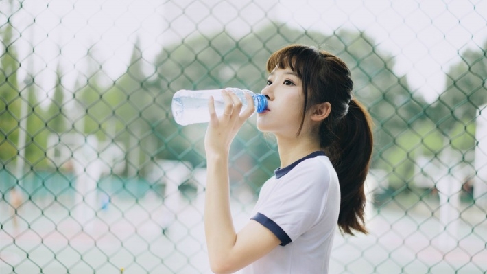 清新美女夏日校园摄影写真桌面壁纸