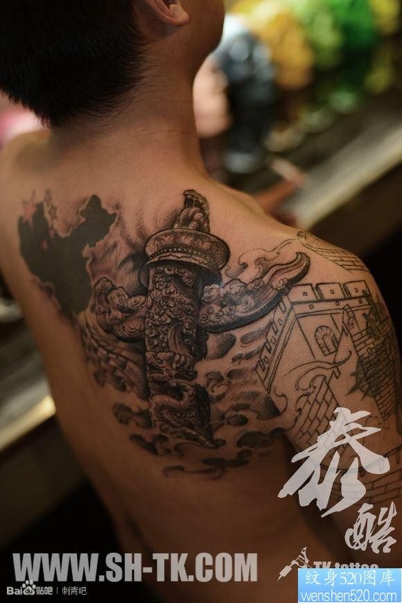 男生背部中华长城标志性纹身图片