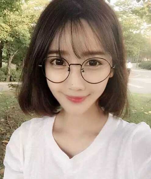 不拘小节的短发女生图片