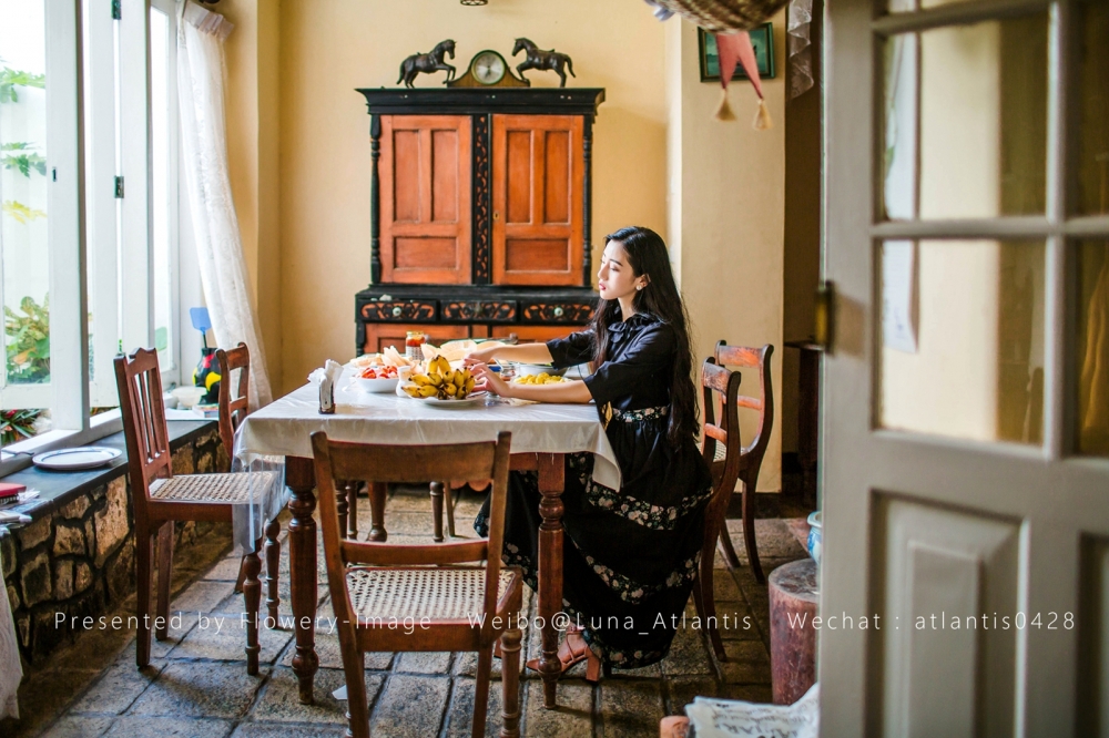 优雅气质美女清纯旅行写真电脑桌面壁纸