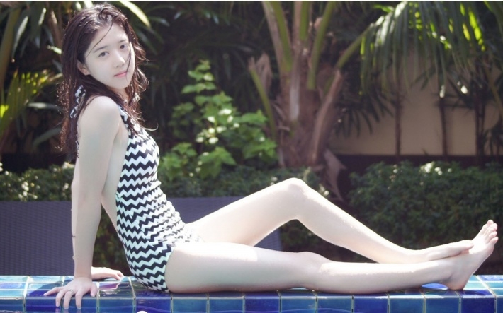 苹果女神李凯馨泳池写真高清电脑壁纸